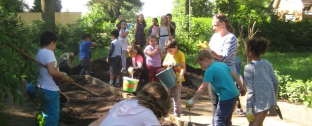 Unsere Klasse 1 bei der Schulgartenarbeit